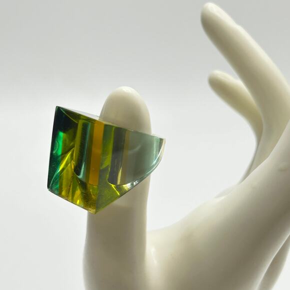 Vintage 60s Mod Lucite Dome Ring Green Yellow Retro Futuristic Size 6 - Picture 8 of 8